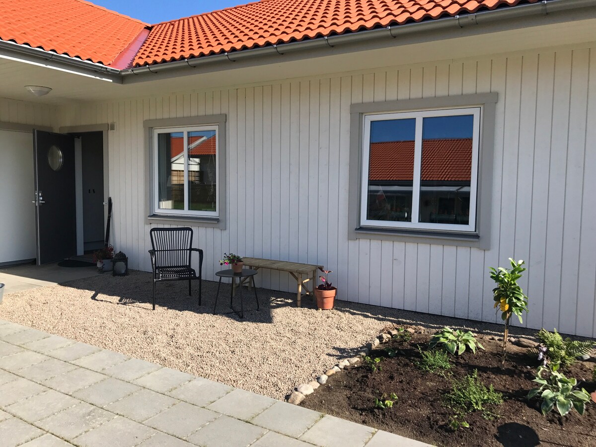Stråvalla海滩附近新建的半独立式房屋