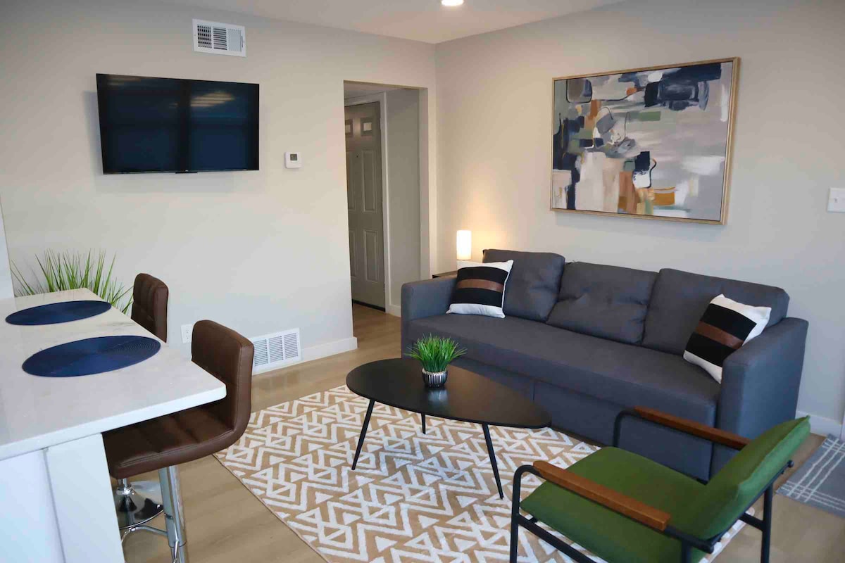 Central King Suite-FREE Gated Parking/ FAST Wi-Fi