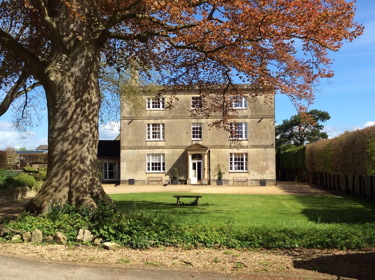 双套房。Crudwell House, North Wiltshire