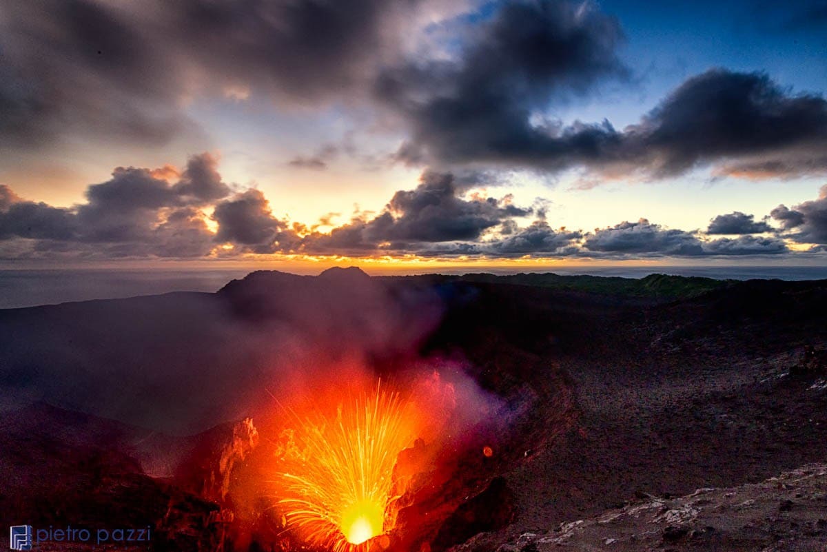 亚苏尔山火山隐蔽树屋