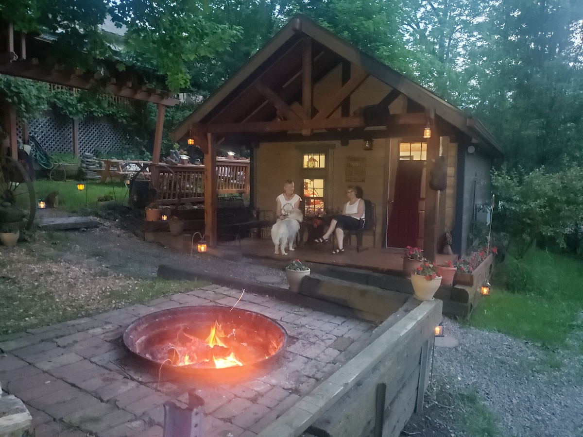 Christi 's Hideaway Cabin in Winesburg, Ohio