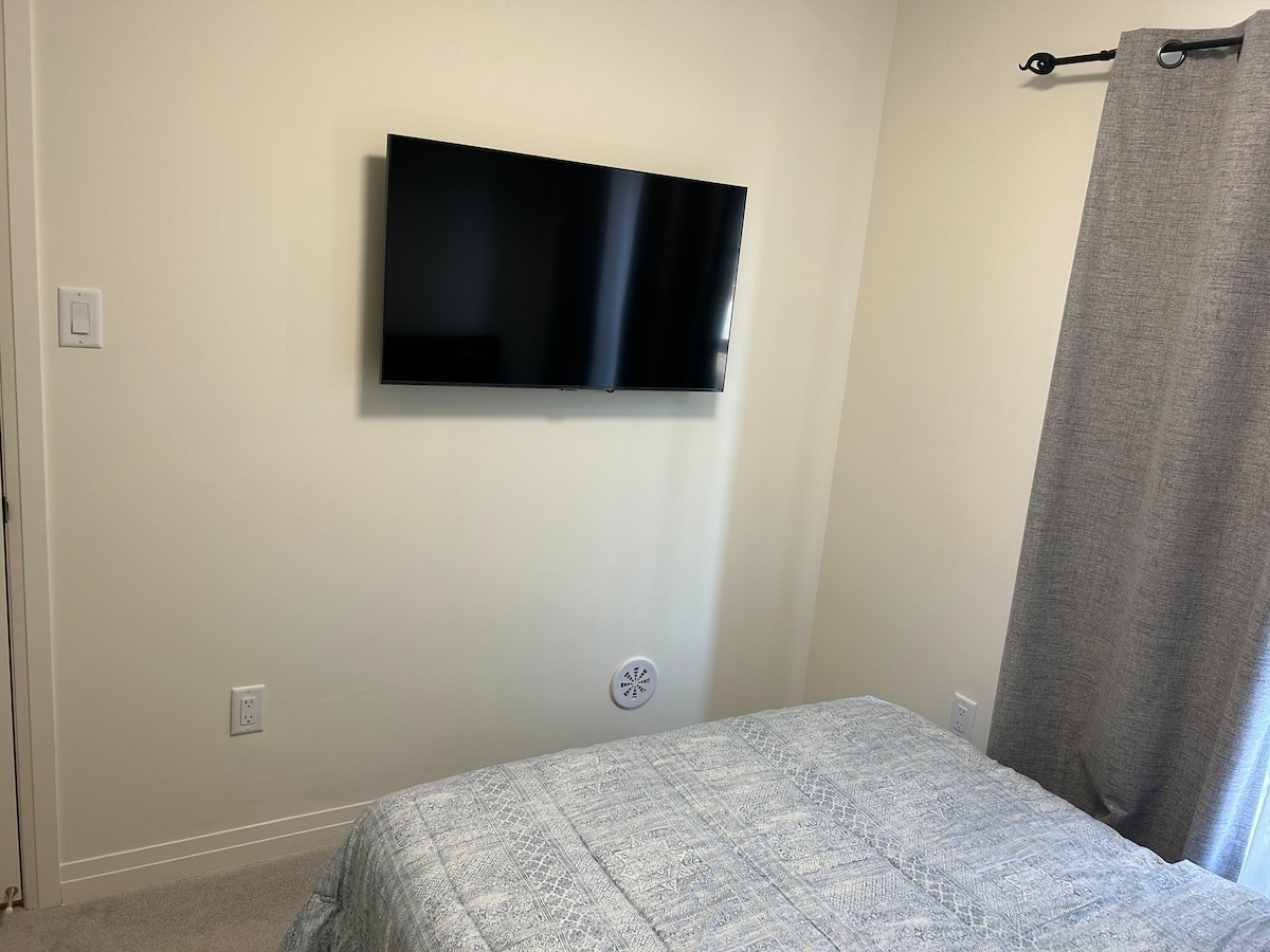 Cozy Compact 1 Bedroom Suite Bowmanville