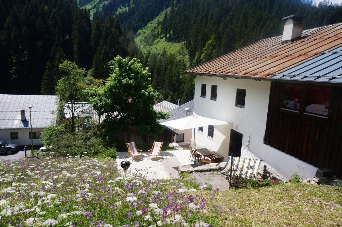 山间小屋-位于蒂罗利亚小山村的农舍