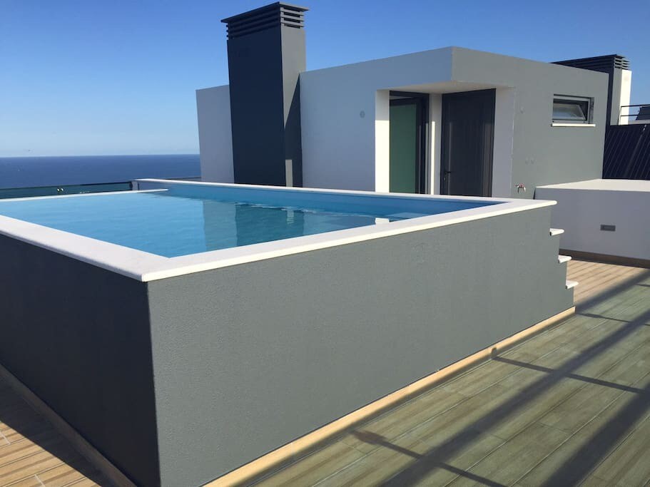 顶层公寓面积为300平方米，屋顶层设有游泳池。