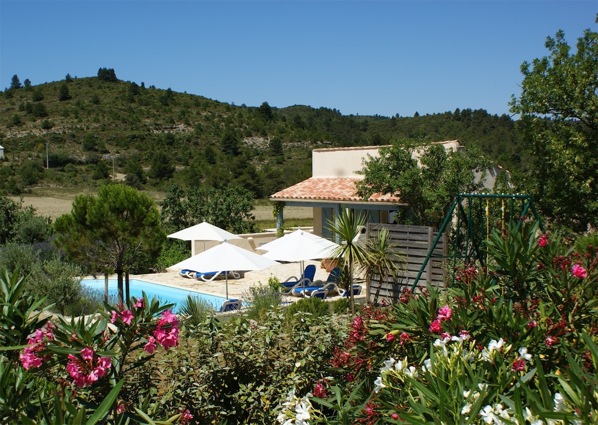 别墅设有私人游泳池，距离海边30公里