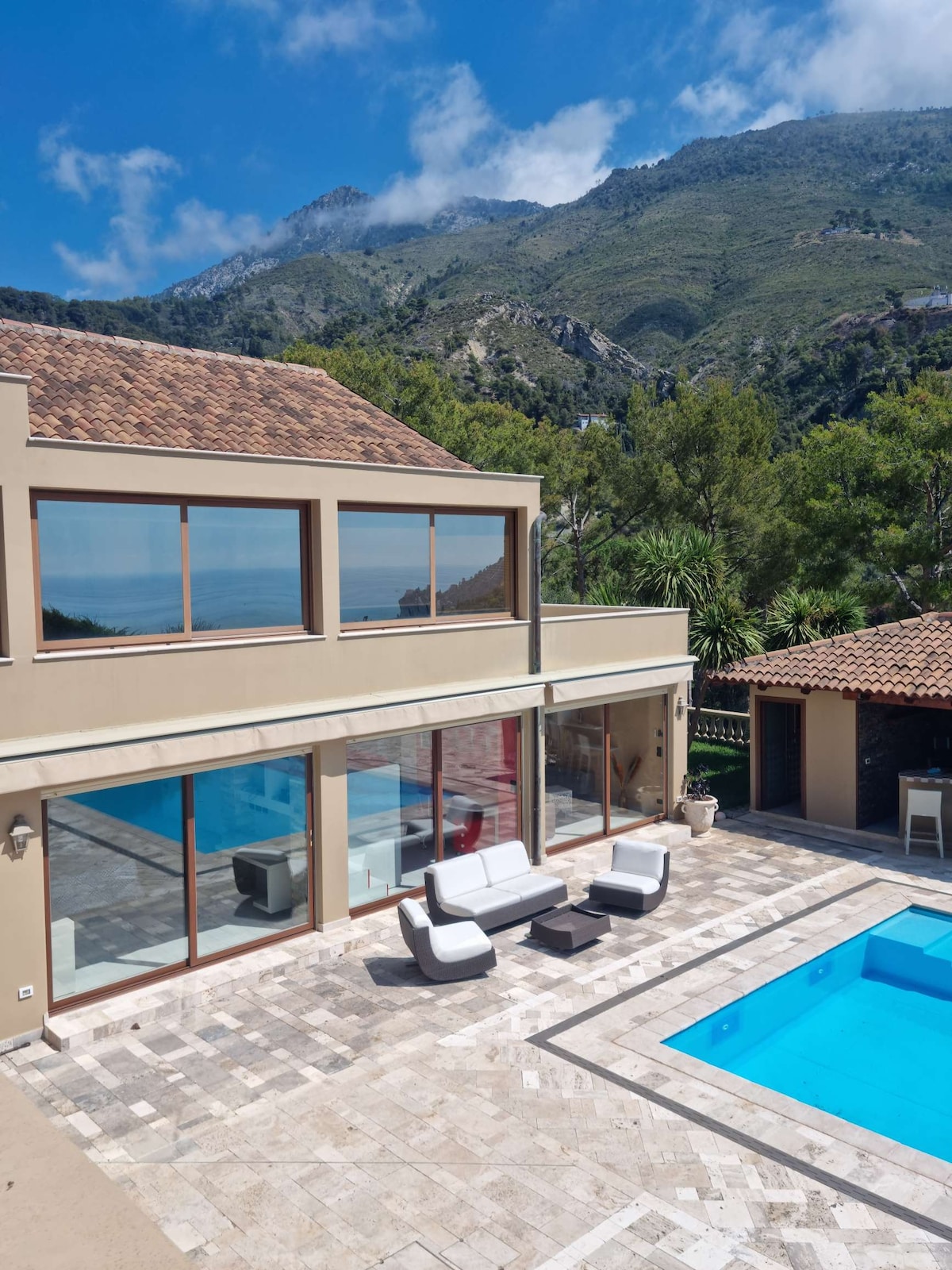 Appartement au sein d’une villa avec piscine.