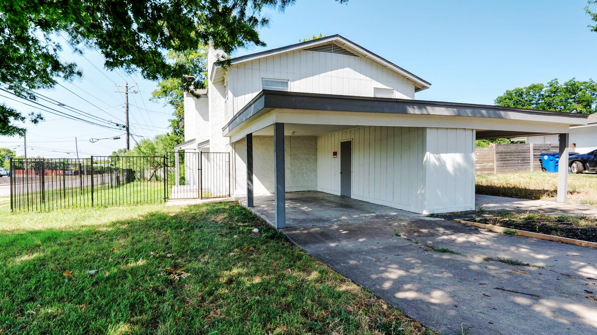 Austin home 15 minutes from downtown and airport!