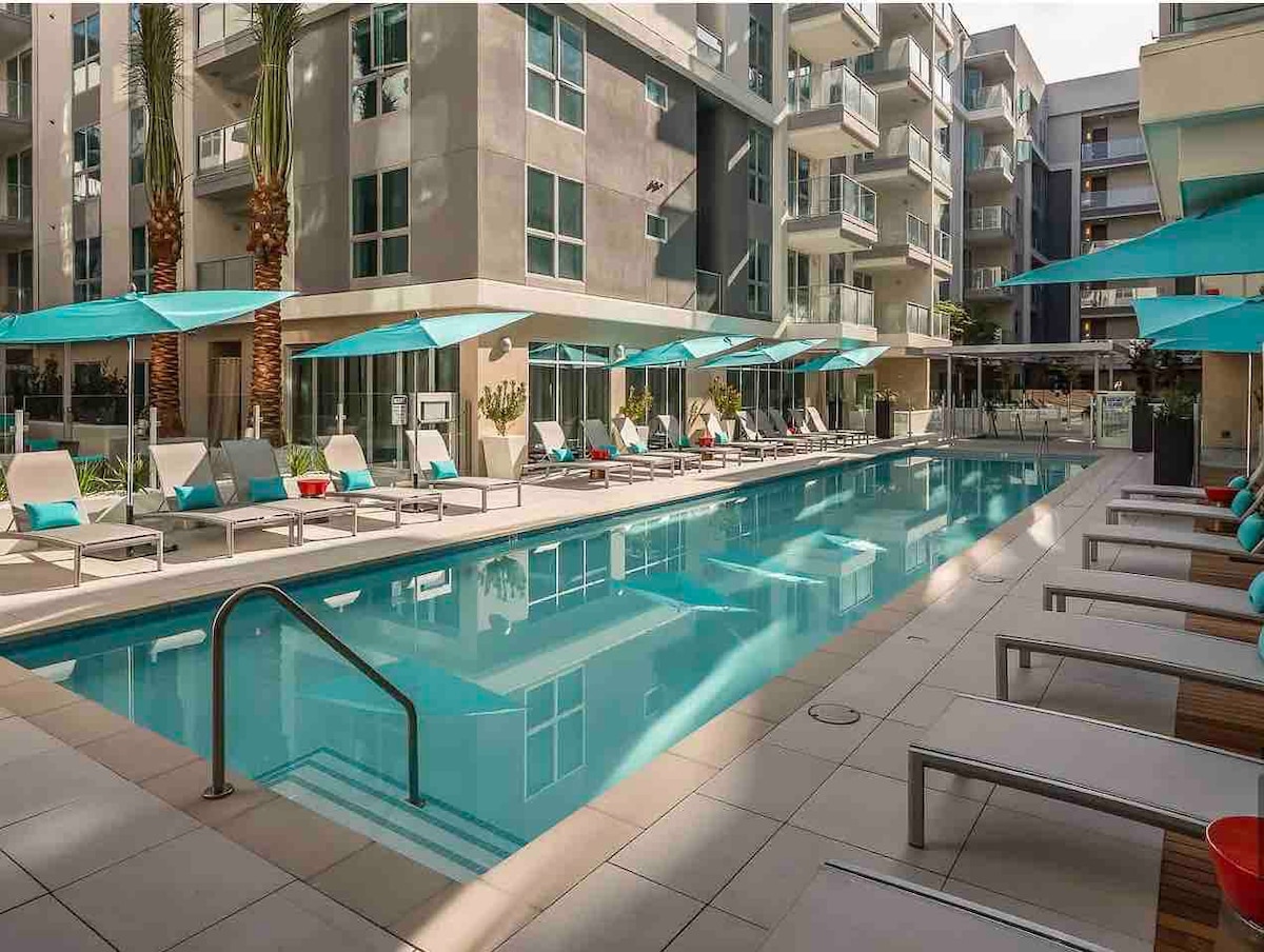 Lux 2BR w/gym, pool, hot tube, parking