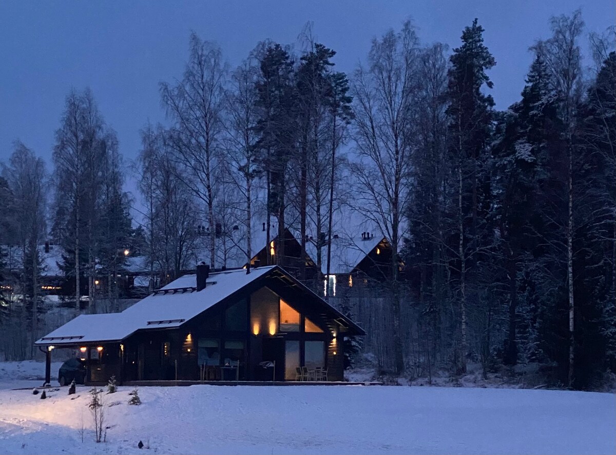 漂亮舒适的小屋@ Himos高尔夫球场和滑雪度假村