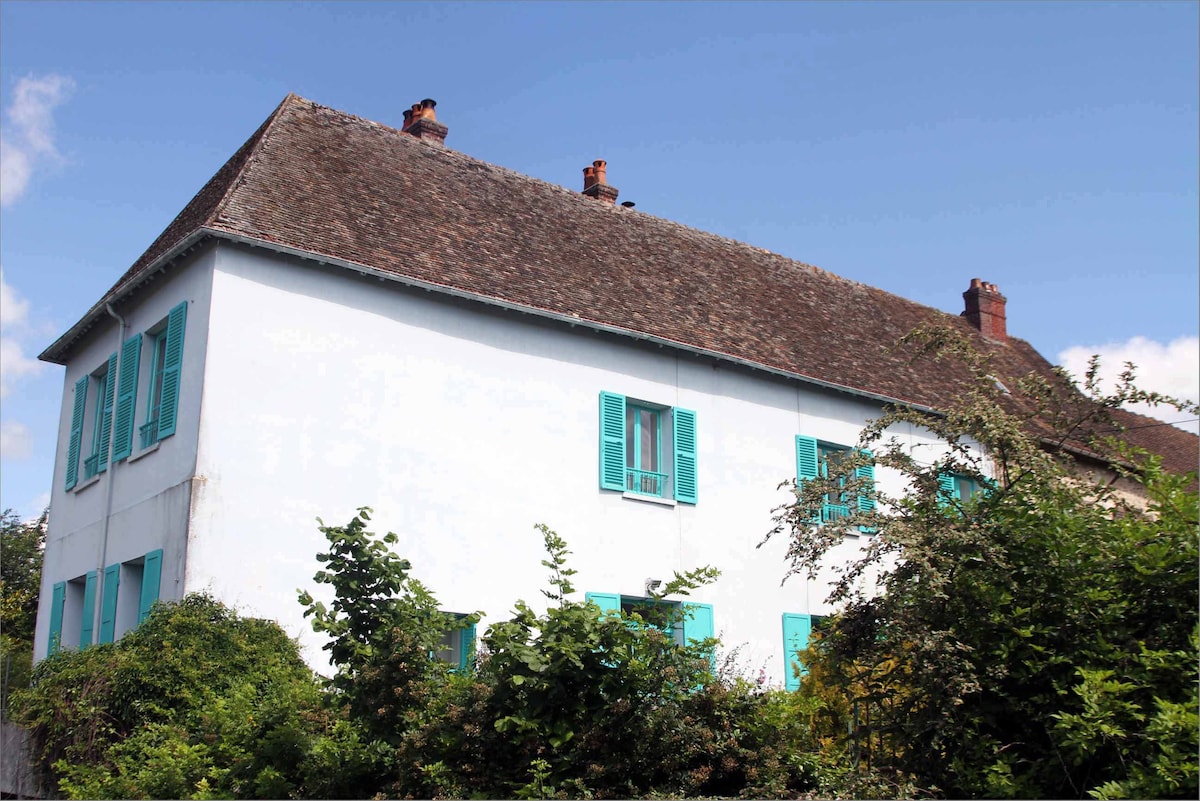 Claude Monet 's Blue House in Giverny