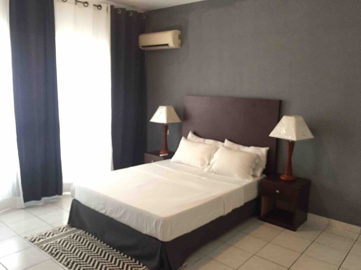 Le Condo, Bonanjo