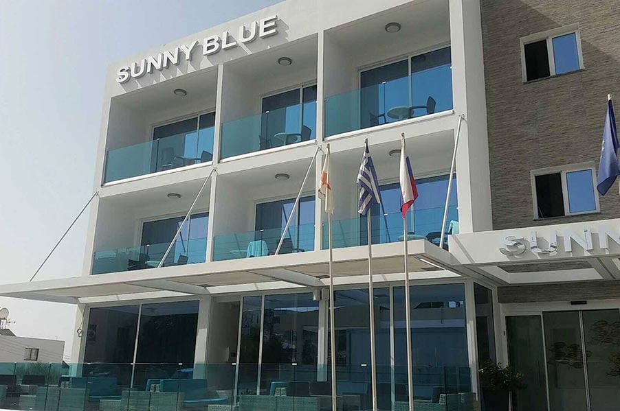 阳光明媚的蓝色酒店三人房或2 +1间客房