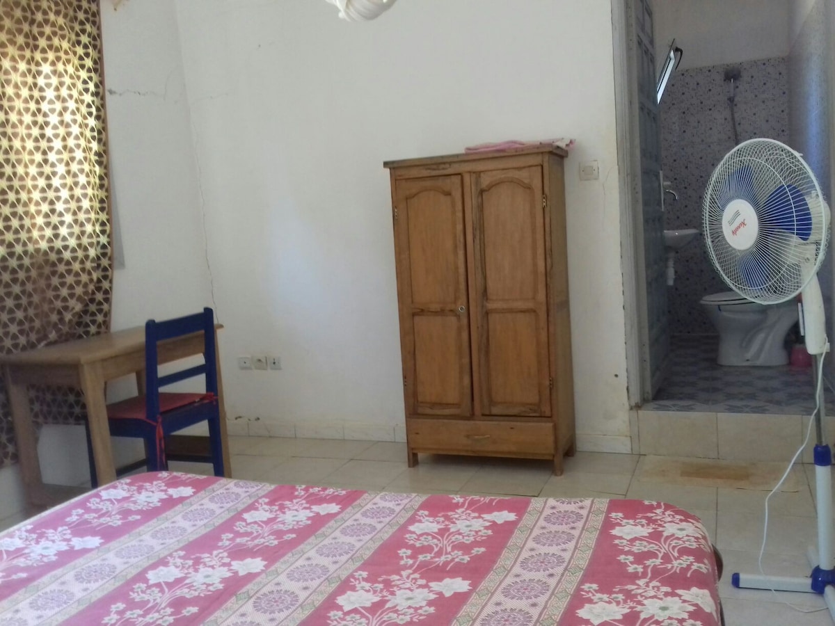 Toubab Dialaw的卧室。无线网络20分钟到达机场。