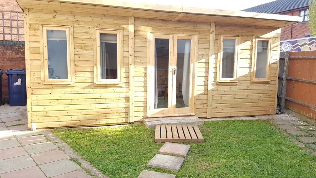 Urban Log Cabin Studio nr Zone 2 tube