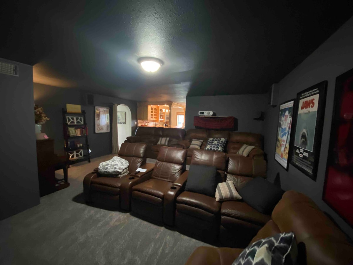 Huge Bedroom,Theater rm,Kitchenette, Dining & yard