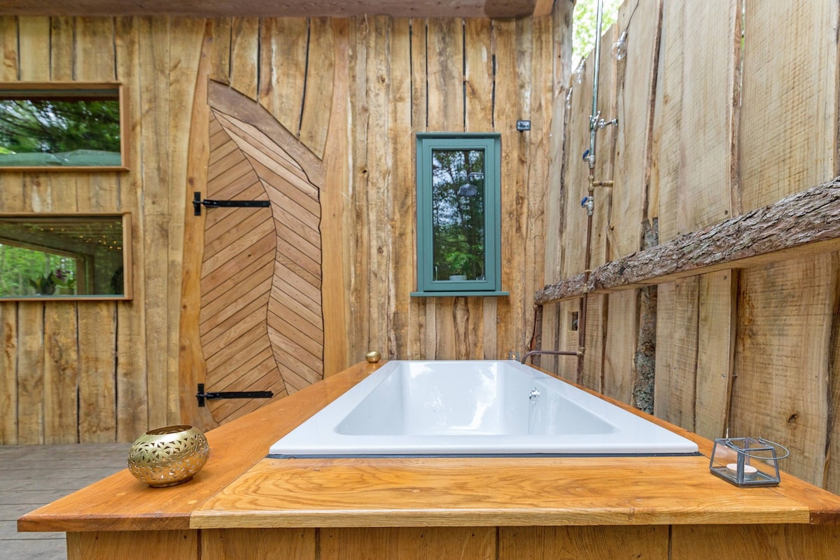 配备热水浴缸的美丽手工林地小木屋