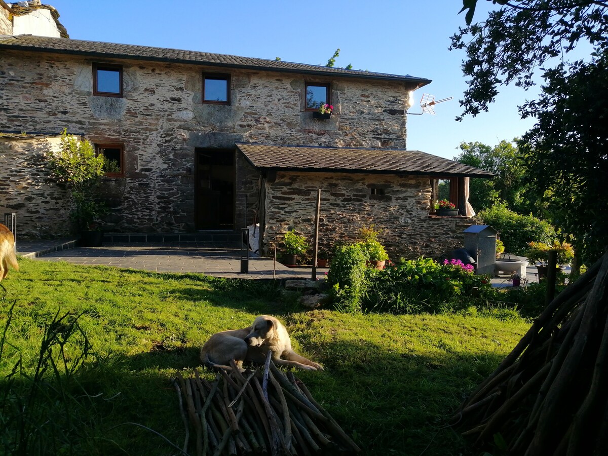 Casa rústica  en pequeña aldea, Ortigueira!