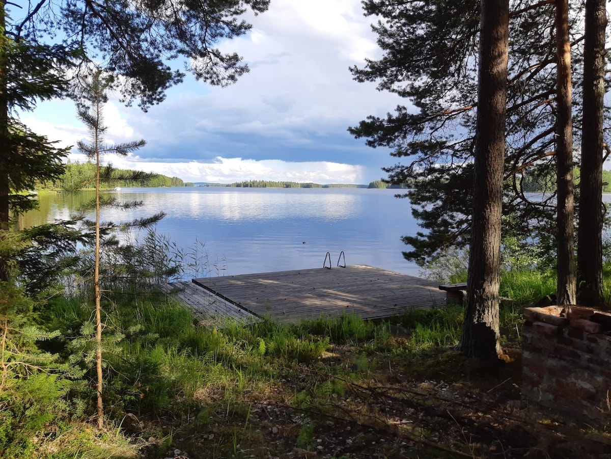 Hirsimökki järven rannassa + sauna. Summer cottage