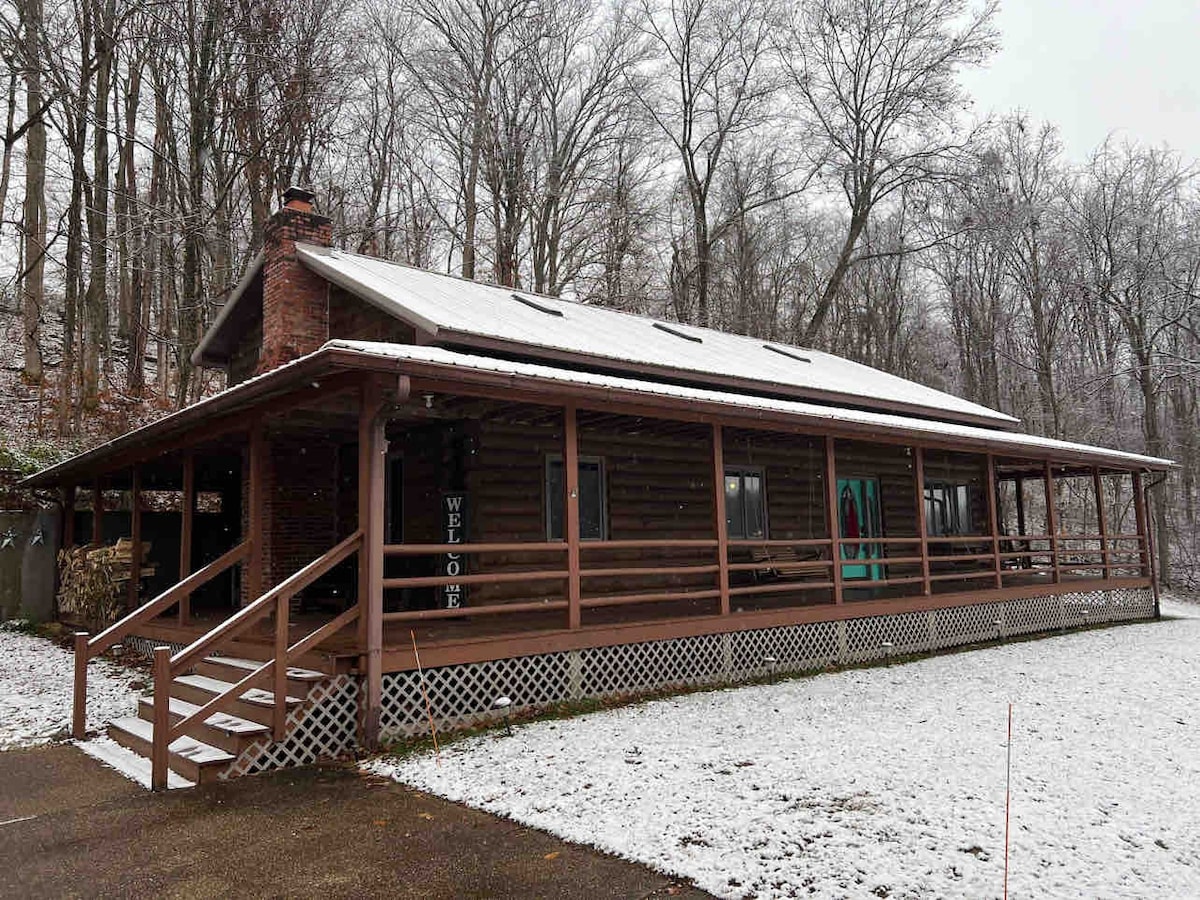 Broomsage Log Cabin with hot tub