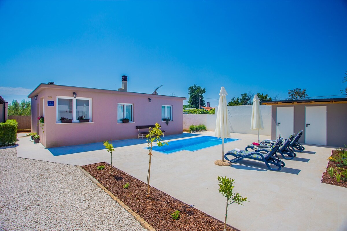 Holiday Home Lory with Pool near Pula