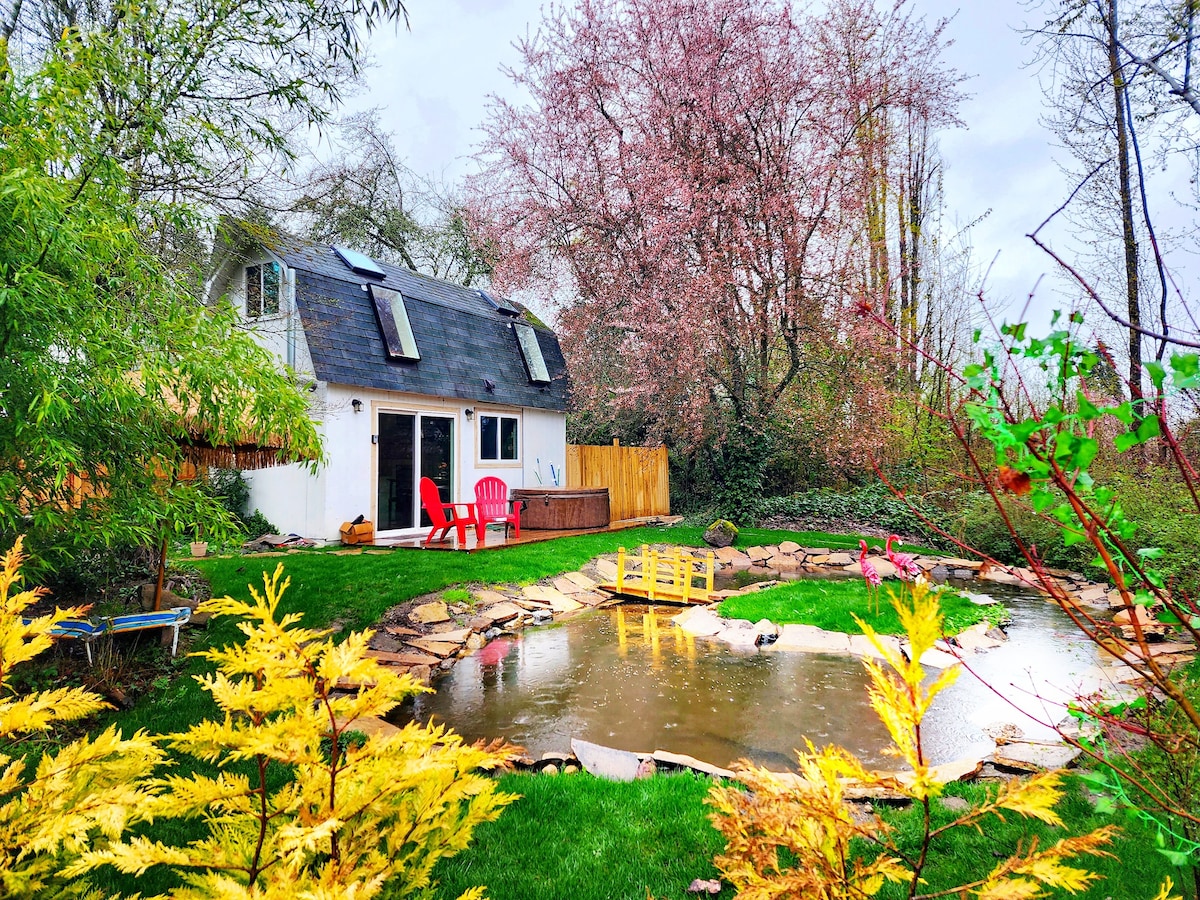 Nature Retreat: Luxury Tiny Cottage w/ Hot tub