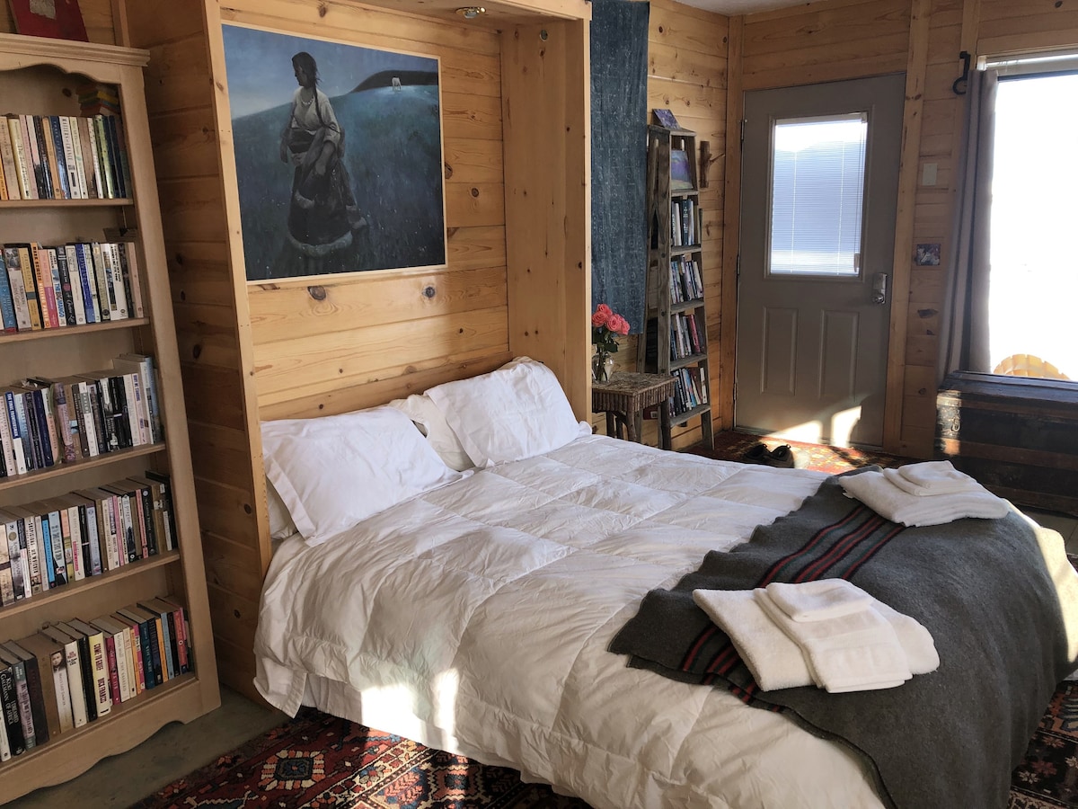 Hailey乡村小木屋，配备现代床、桑拿房、私人空间