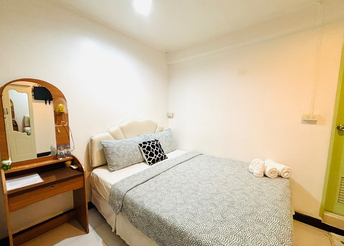 Double bed&attached bath- ASOKE BTS/MRT walk 5min