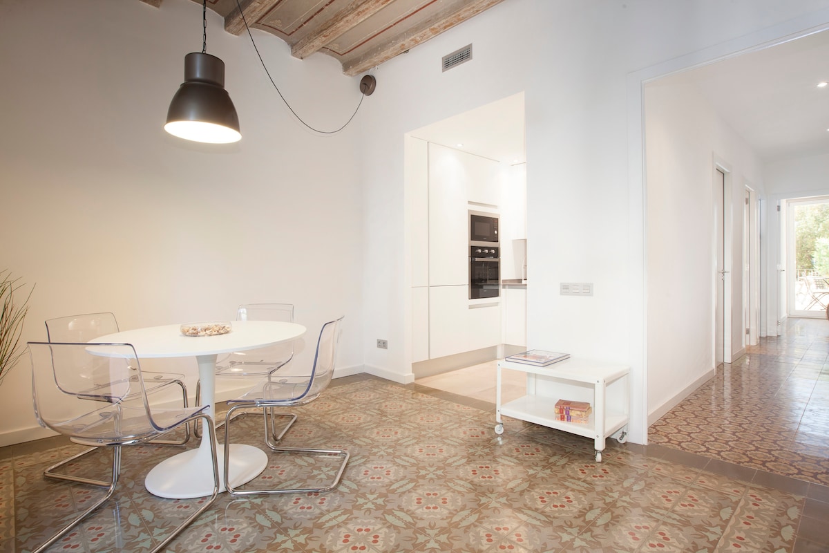 VALLS 2 -Antique & Modernist Apt-