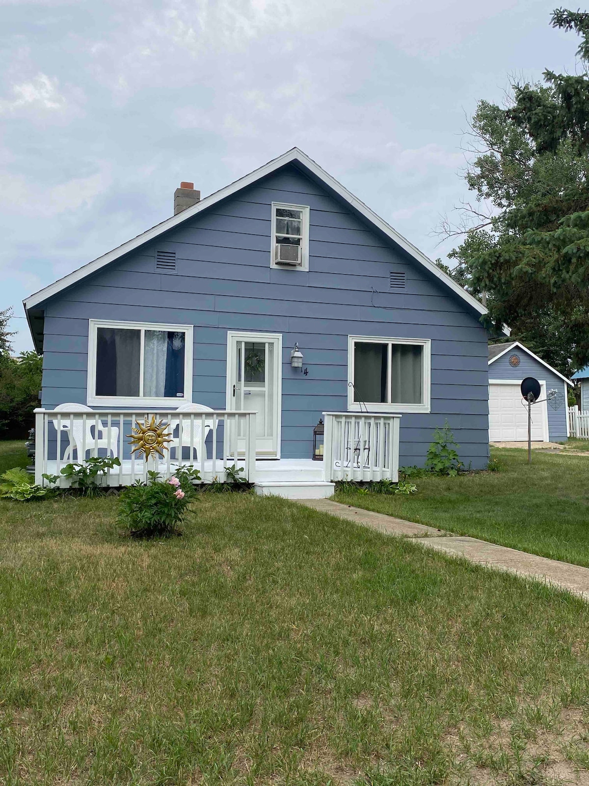 Cozy Cottage across the street from Spirit Lake