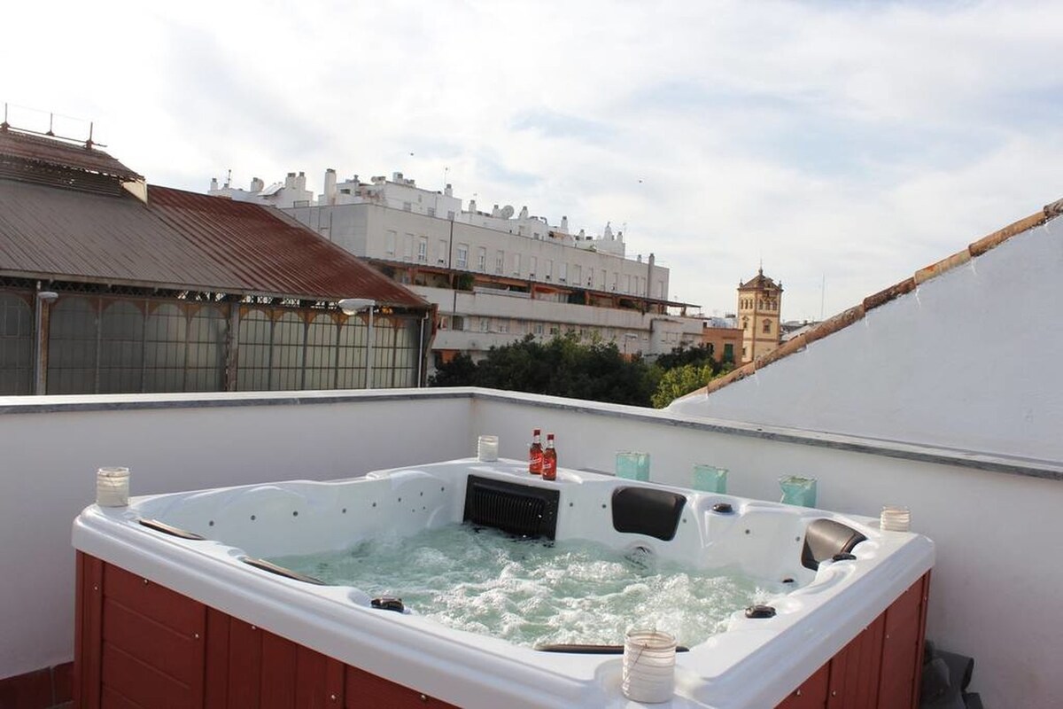 在塞维利亚享受阳光，露台上的按摩浴缸