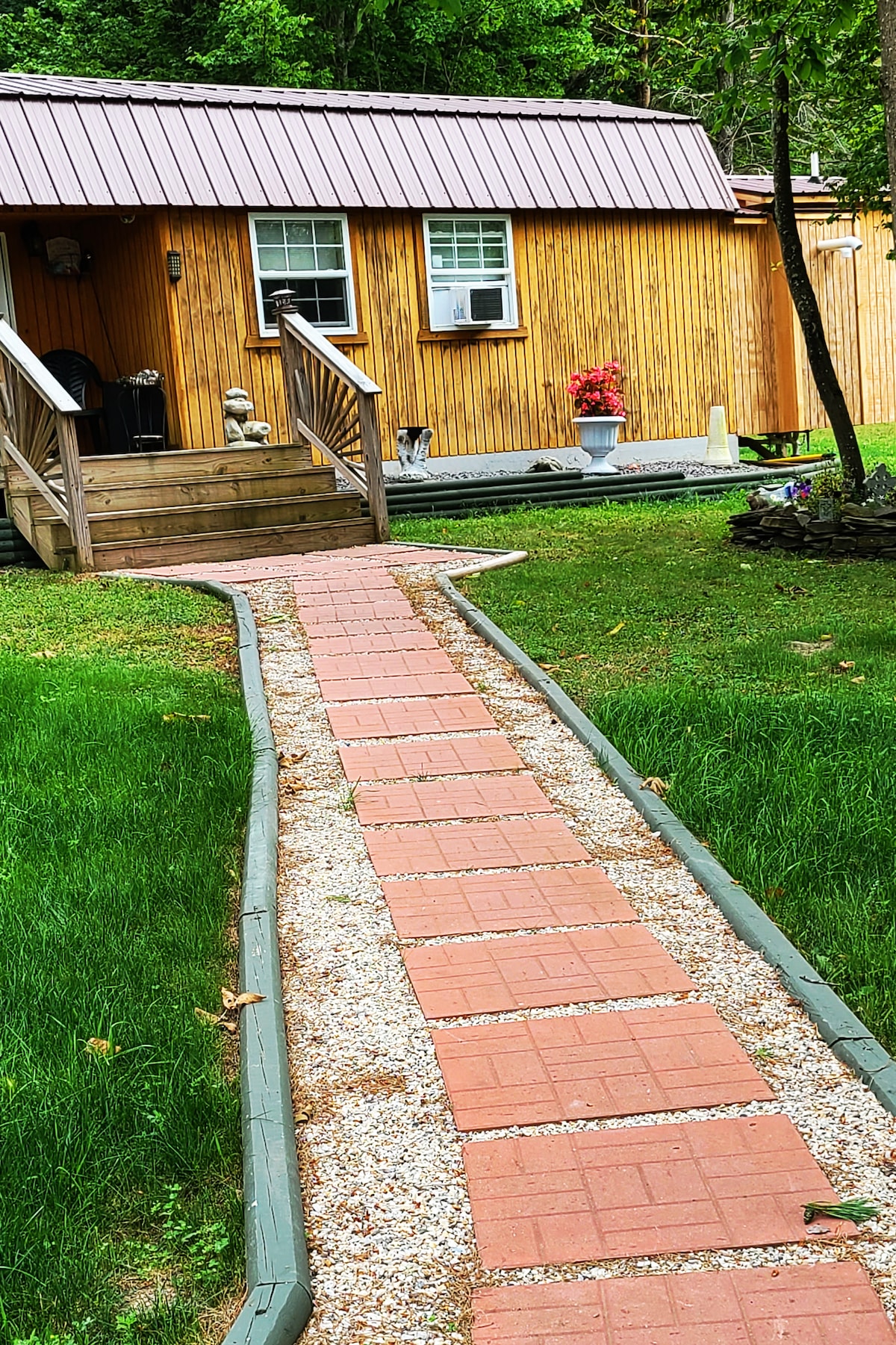 Country Cabin close to Howe Caverns. Nearby lake.