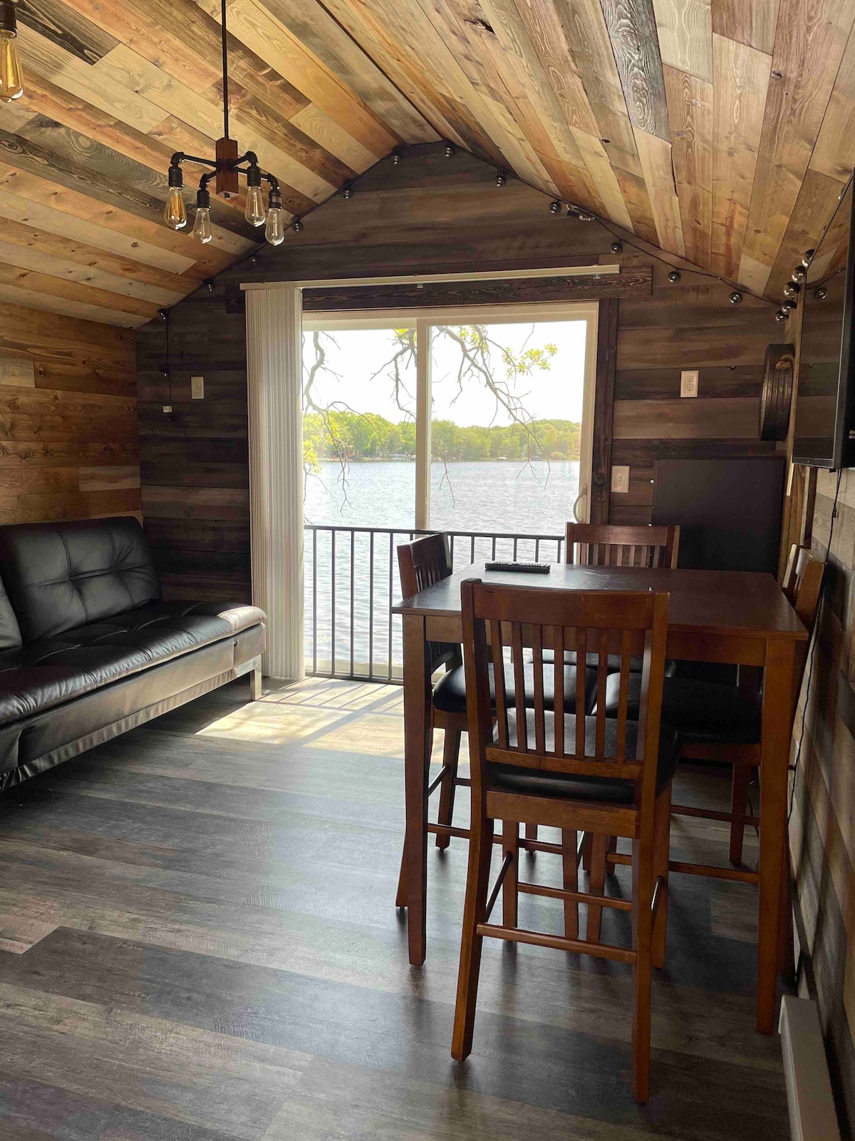 Cozy red cabin on Briggs Lake Chain w/ boat house