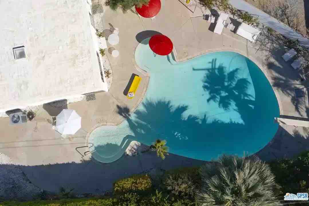 Steve McQueen的中世纪瑰宝-独一无二的泳池