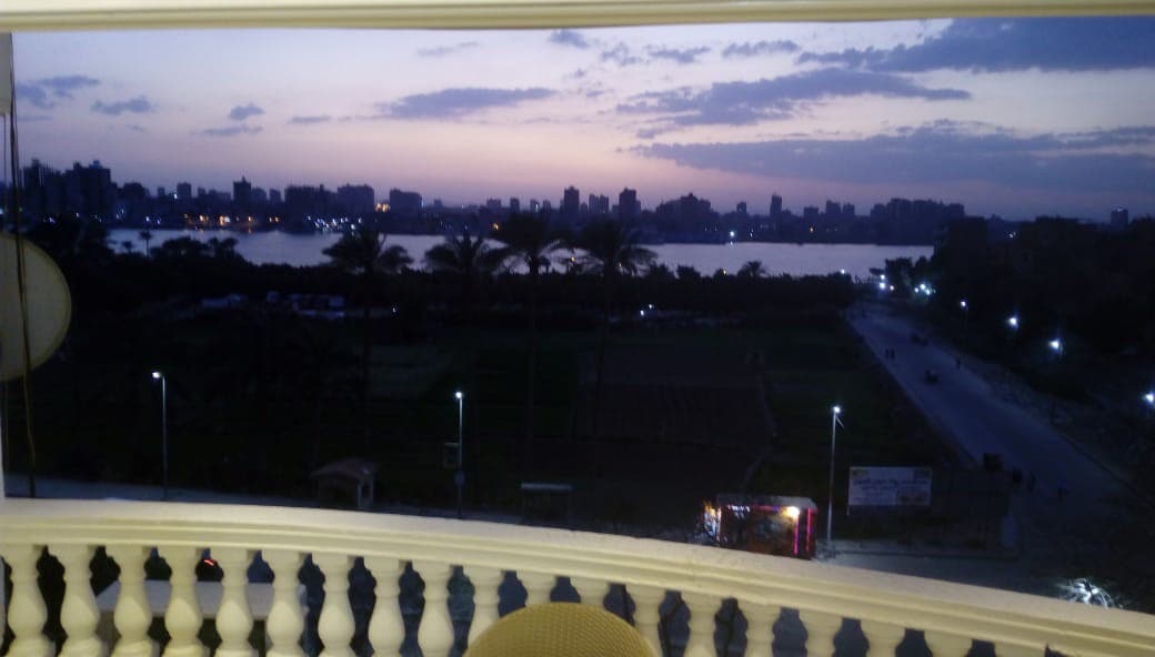 شقة فسيحة مع إطلالة جميلة على نهر النيل ،مكان مميز