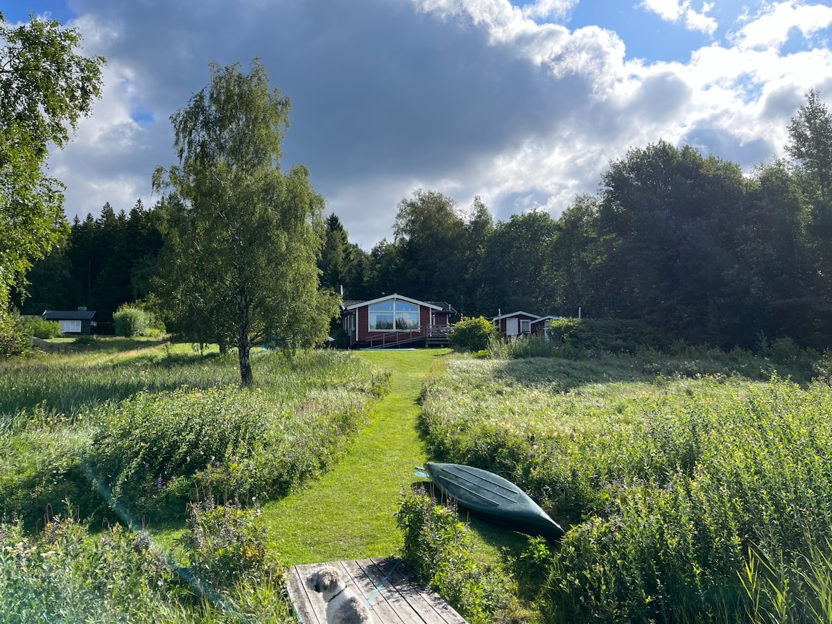 Malerisches Sommerhaus direkt am See, mit Sauna