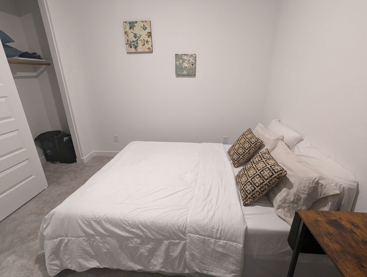 Cozy & comfy bedroom in Phoenix
