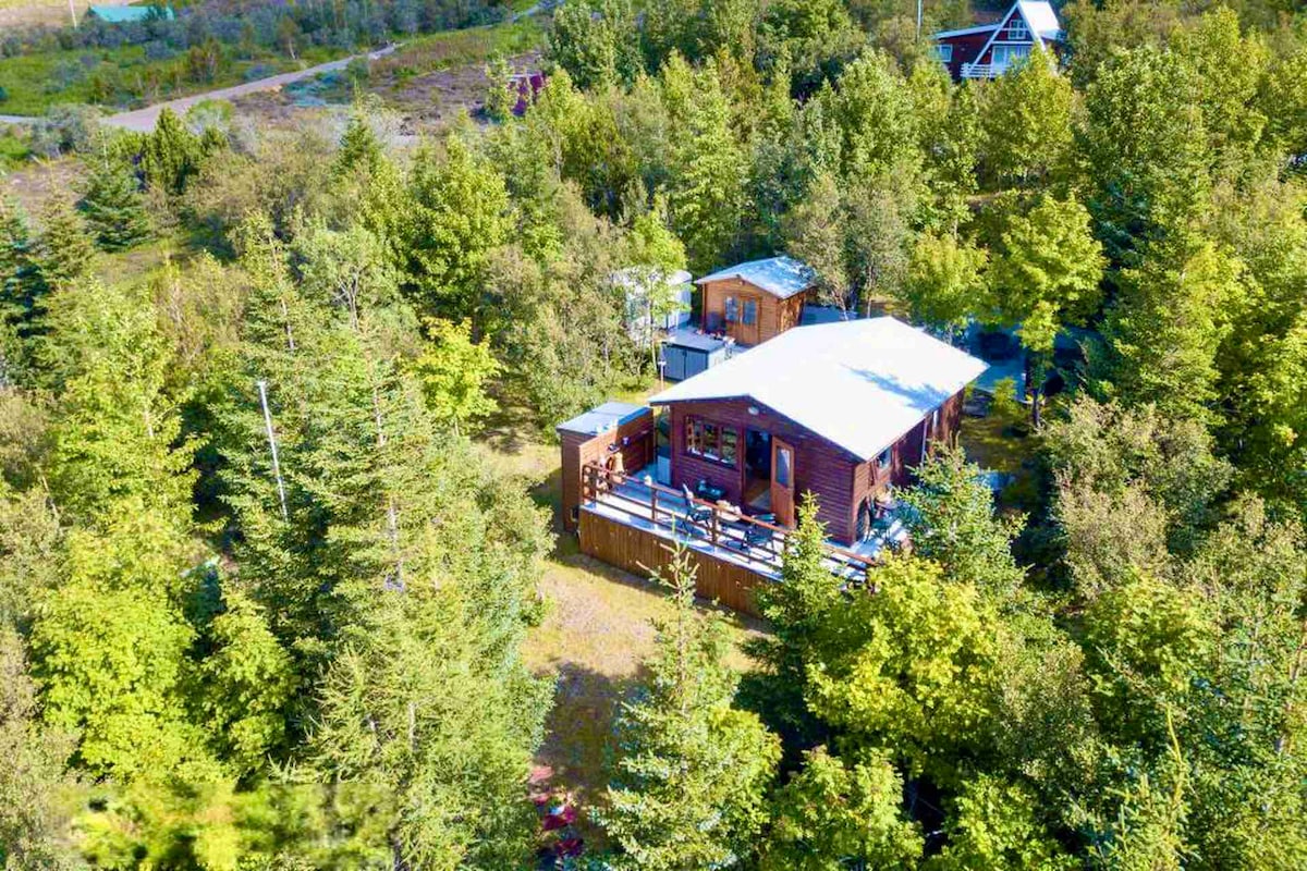 Peaceful Mountain View Cottage with Hot Tub