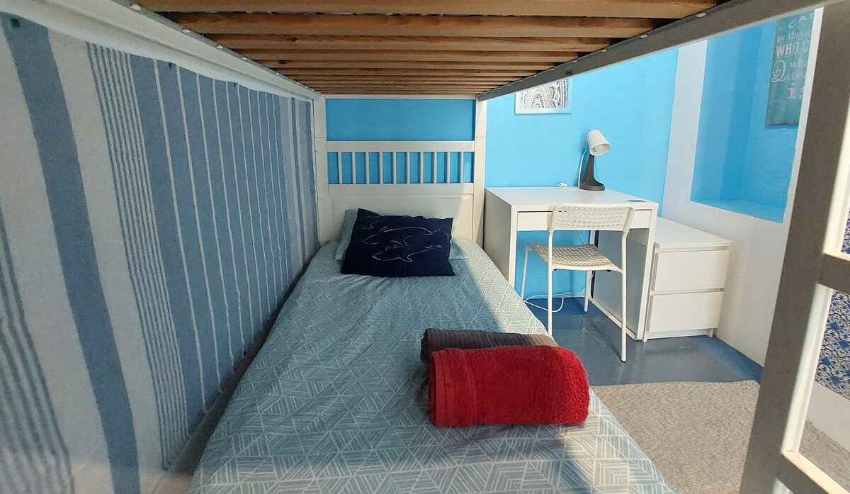 Quarto partilhado feminino perto praia cama 2