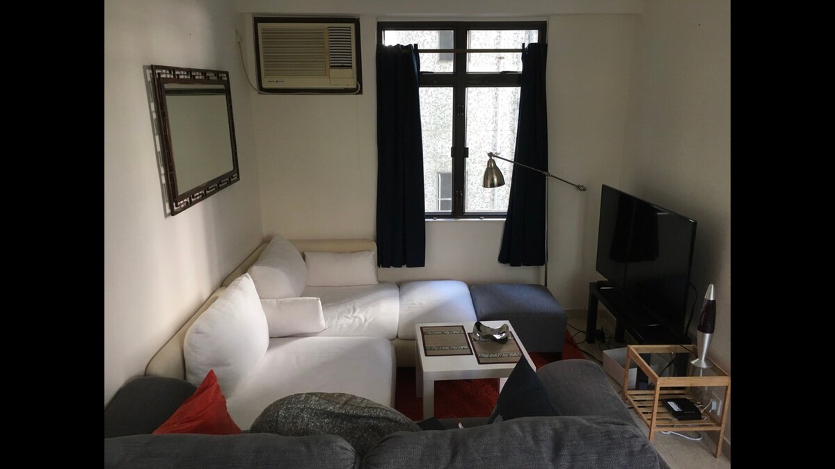 Private room in spacious apartment / Wan chai