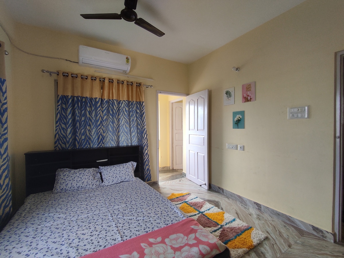 Cozy  1 private room AC in 2Bhk near Airport