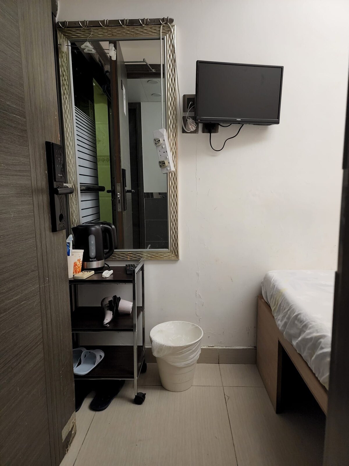 喜日賓館：2號房間床是1.2米寬（Bed width 120cm）獨立洗手間，沒窗有鮮風。