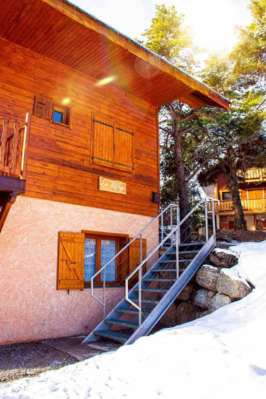 9号度假木屋（ Chalet 9 ） ，位于山坡和度假村中心