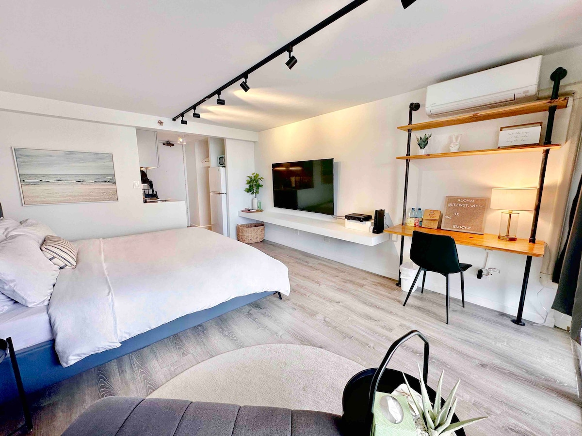 中央威基基现代舒适的加大双人床单间公寓