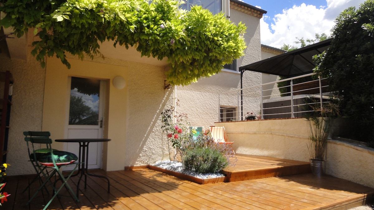 UZES proche plain-pied jacuzzi terrasse vue