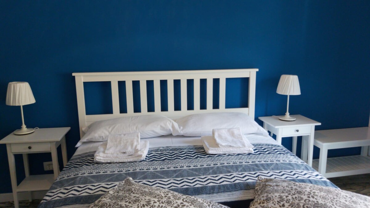 蓝色双人卧室