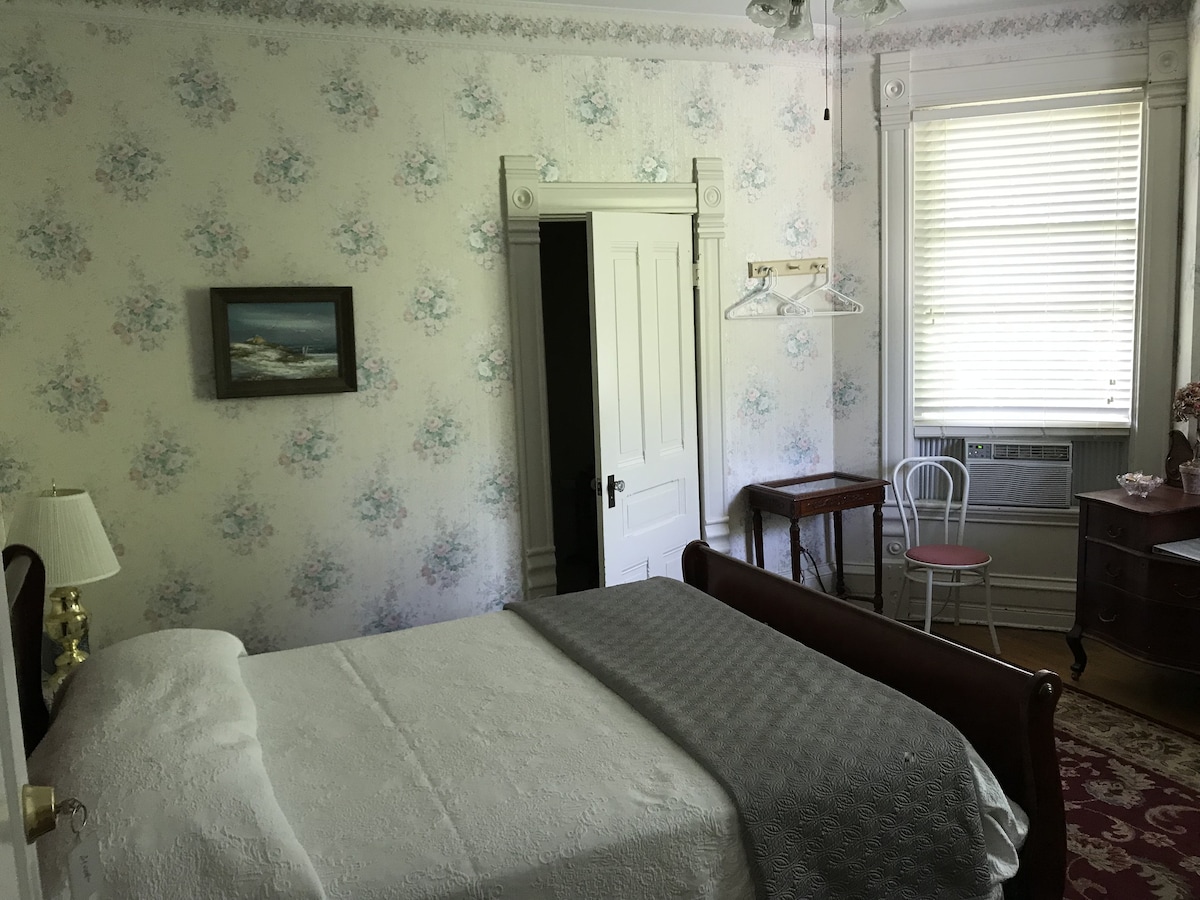 Charming Victorian B&B -Louisa May Alcott Room