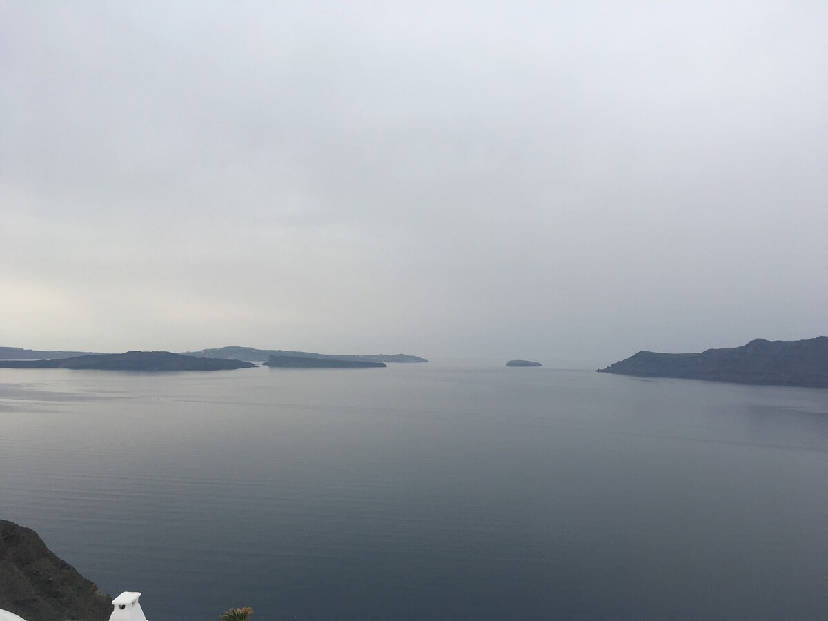 Aspa洞穴公寓，配有室外热水浴缸和火山口景观