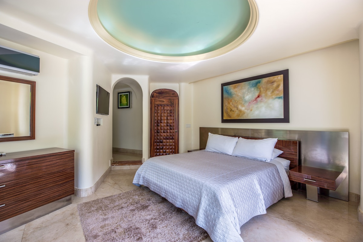 Garden suite with swimming pool and ocean views