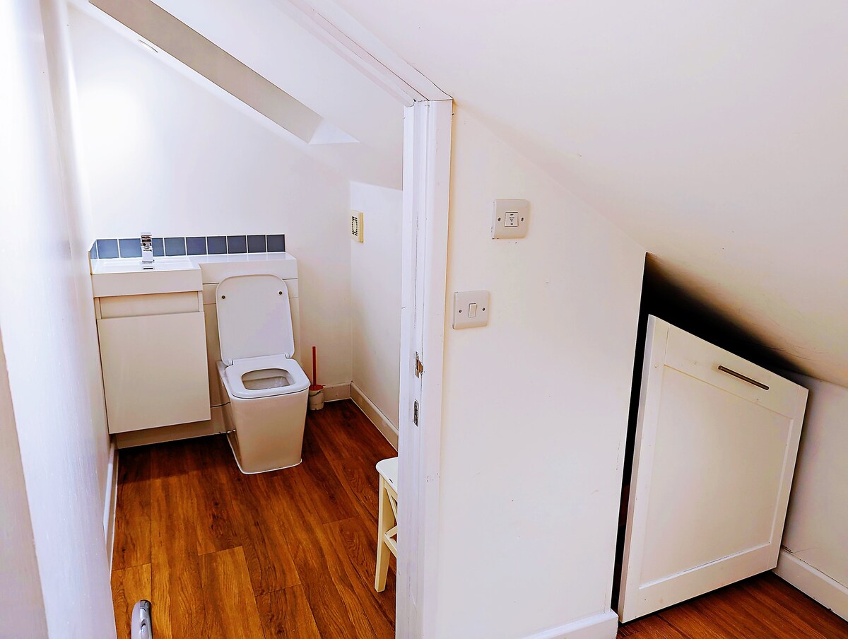 Double Bedroom, Ensuite Toilet, Close to Tube