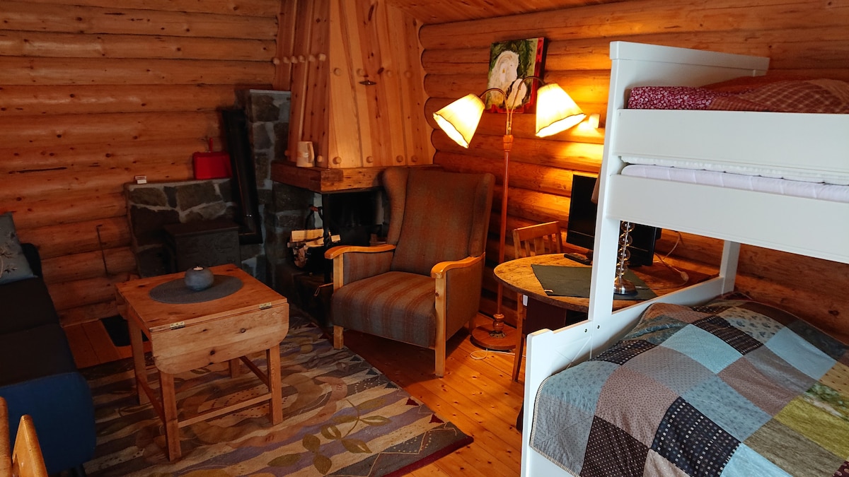 配备独立卫生间的简约小木屋。